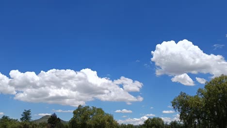 Langsame-Schwenkaufnahme,-Die-Einen-Strahlend-Blauen-Himmel-Mit-Wolken-Im-Sommer-In-Mexiko-Zeigt
