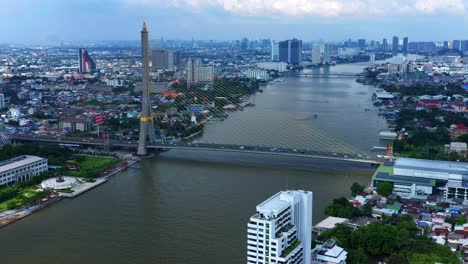 Automóviles-Circulando-Por-El-Puente-Rama-VIII-Que-Cruza-El-Río-Chao-Phraya-Con-Vistas-A-La-Ciudad-De-Bangkok-En-Tailandia