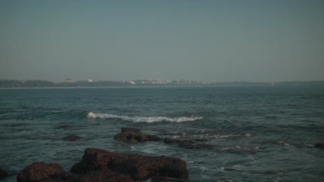 Filmaufnahme-Von-Wellen,-Die-Am-Ufer-Von-Goa,-Indien,-Auf-Felsen-Treffen