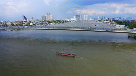 Colorido-Barco-De-Cola-Larga-Navegando-Por-El-Río-Chao-Phraya-Cerca-Del-Puente-Rama-VIII-En-Bangkok,-Tailandia