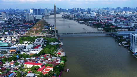 Vista-Panorámica-Del-Río-Chao-Phraya-Con-El-Puente-Rama-Viii-En-La-Ciudad-De-Bangkok,-Tailandia