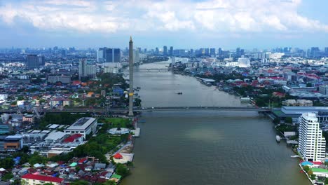 Vista-Aérea-De-Los-Automóviles-Que-Cruzan-El-Puente-Rama-Viii-Sobre-El-Río-Chao-Phraya-En-Bangkok,-Tailandia.