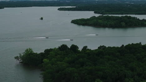 Motorboote-Rasen-über-Den-Percy-Priest-Lake-In-Nashville,-Tennessee,-USA