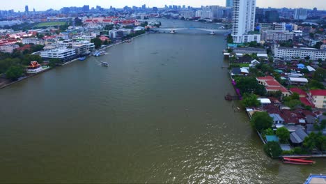 Paisaje-De-Arquitecturas-Frente-Al-Río-En-El-Río-Chao-Phraya-Cerca-Del-Puente-Rama-Viii-En-Bangkok,-Tailandia