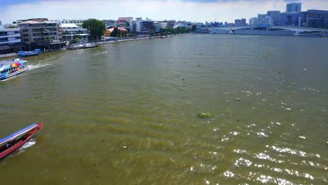 Longtail-Boot-Und-Fähre-Auf-Dem-Fluss-Chao-Phraya-Mit-Blick-Auf-Die-Brücke-Somdet-Phra-Pinklao-In-Bangkok,-Thailand