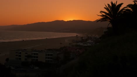 Cielo-Naranja-Atardecer-Junto-A-La-Playa-En-Palisades-Park-Santa-Mónica