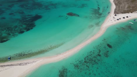 Aerial-parallax-of-cayo-de-agua-sandy-isthmus-at-low-tide,-calm-sandy-beach-and-clear-water