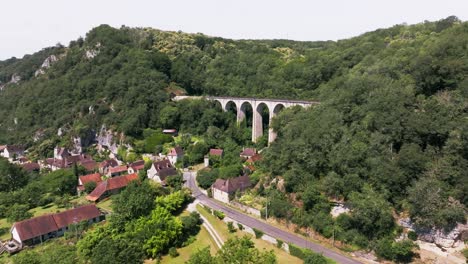Un-Viaducto-En-El-Campo-Con-Un-Tren-De-Vapor-Pasando-Por-Encima,-Martel-En-El-Lote,-Francia