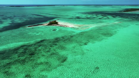 Luftaufnahme-Einer-Einsamen-Insel-In-Den-Türkisfarbenen-Bahamas,-Flach,-Weitwinkelaufnahme