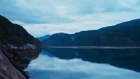 Perfekte-Reflexionen-Des-Bewölkten-Himmels-Und-Der-Berge-Auf-Den-Gewässern-Des-Leirfjords-In-Sorfold,-Norwegen