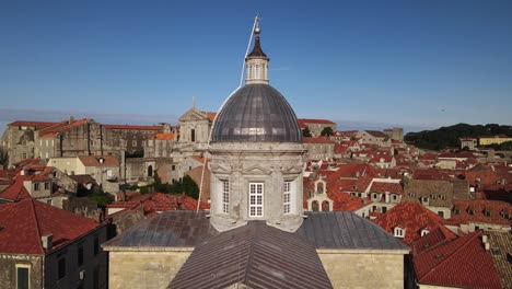 Pedestal-drone-shot-moving-up-the-front-of-The-Cathedral-of-the-Assumption-of-the-Virgin-Mary-in-Dubrovnik,-Croatia-to-reveal-the-Church-of-St