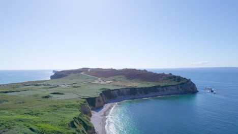 Vogelperspektive-über-Den-Strand-Und-Die-Küste-Von-Camaret-Sur-Mer-In-Der-Bretagne,-Frankreich