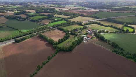 Wolken-über-Der-Bretonischen-Landschaft-Und-Bewirtschafteten-Weizenfeldern-In-Frankreich