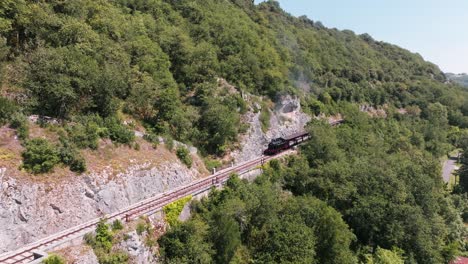 Tren-De-Vapor-Con-Mecanismo-De-Desplazamiento-En-El-Ferrocarril,-Martel,-Lote,-Francia