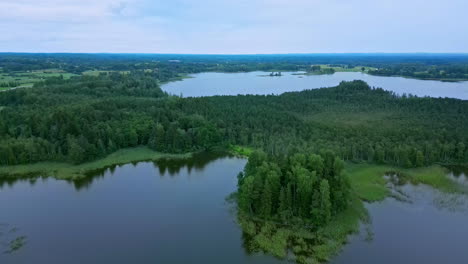 Luftaufnahmen-Von-Inesis,-Den-Bewaldeten-Inseln-Und-Ruhigen-Seen-Lettlands