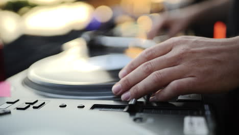 DJ-Spult-Den-Titel-Auf-Dem-Plattenspieler-Schnell-Vor,-Um-Musik-Auf-Einer-Party-Im-Freien-Zu-Mischen