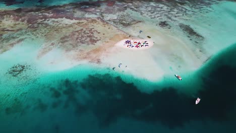 Kitesurfistas-Y-Su-Ubicación-Base-En-La-Isla-Cayo-De-Agua