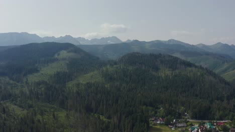 Aerial-Pan-of-Alpine-Mountains-in-Cyrhla,-Podhale-above-the-village
