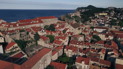 Luftdrohne-Fliegt-Langsam-über-Die-Roten-Terrakotta-Dächer-Der-Altstadt-Von-Dubrovnik,-Kroatien-Und-Endet-Auf-Der-Festung-Lovrijenac