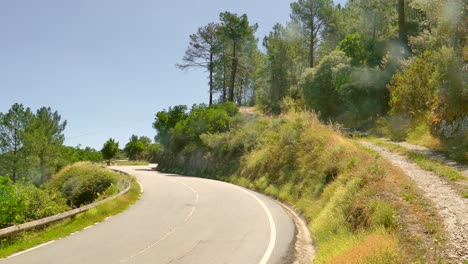 Carretera-Curva-Vacía-A-Través-De-La-Montaña-En-Un-Día-Soleado-De-Verano