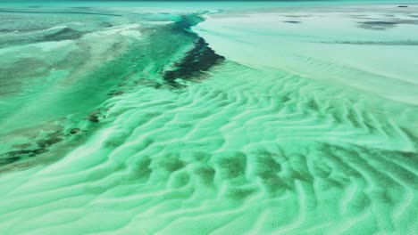 Luftperspektive-Von-Weißen-Wellen-Auf-Türkisfarbener-Wohnung-Auf-Den-Bahamas