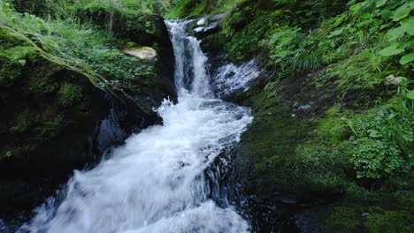 Luftdrohnenaufnahme,-Annäherung-An-Einen-Kleinen-Wasserfall-In-Einem-Mit-üppiger-Vegetation-Geschmückten-Bergwald