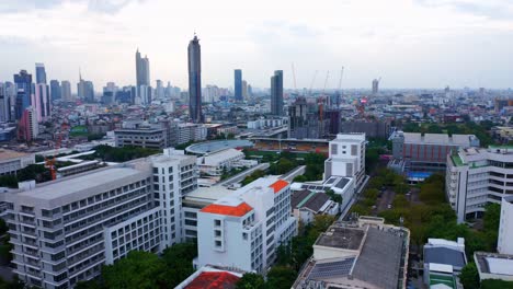 Chulalongkorn-Universitätsstadion-Mit-Wolkenkratzern-Im-Hintergrund-In-Pathumwan,-Bangkok,-Thailand
