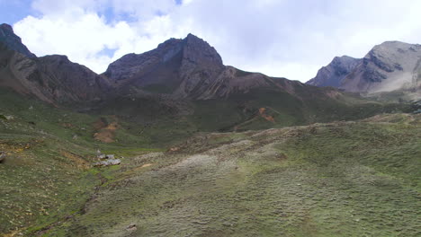 Paisaje-De-Las-Montañas-Rocosas-De-Manang-Nepal-En-El-Circuito-De-Annapurna