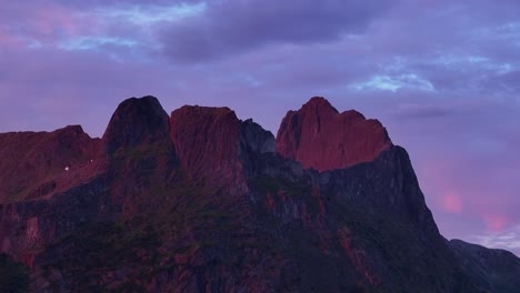 Hoch-Aufragende-Berglandschaft-Bei-Sonnenuntergang-In-Der-Nähe-Des-Dorfes-Husoy,-Insel-Senja,-Norwegen