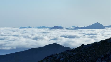 Berghöhen-Mit-Blick-Auf-Das-Wolkenbett-Bei-Lonketinden,-Senja-In-Der-Grafschaft-Troms-Und-Finnmark,-Norwegen,-Europa