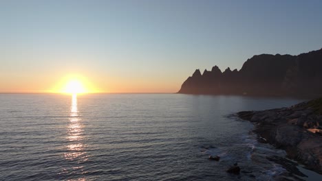 Sonnenuntergang-Im-Meer-Vom-Aussichtspunkt-Tungeneset-Auf-Der-Insel-Senja,-Norwegen