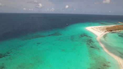 Left-pan-across-isthmus-of-cayo-de-agua-los-roques,-aerial-panoramic