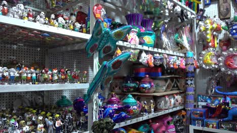 Zeitlupenschwenkaufnahme-Von-Geschenken-Zum-Verkauf-In-Einem-Souvenirladen-Für-Touristen-In-Mexiko