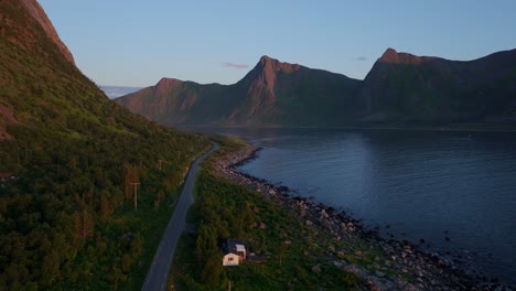 Paisaje-De-Carretera-Y-Montañas-En-Tungeneset,-Norte-De-Senja,-Noruega
