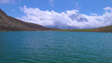 Un-Dron-De-La-Región-Del-Circuito-De-Annapurna-Disparó-Al-Paisaje-De-Manang-Nepal-Con-Un-Relajante-Lago-De-Hielo-De-4k-Y-Agua-Azul