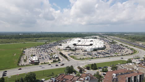 Aerial-pullback-reveals-large-outlet-mall-at-niagra-on-the-lake,-canada