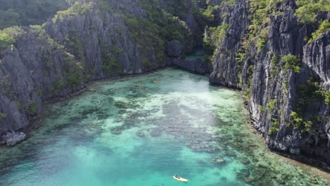 Dolly-Aéreo-Sobre-La-Pequeña-Laguna-Tropical-Escondida,-Paraíso-De-El-Nido,-Filipinas