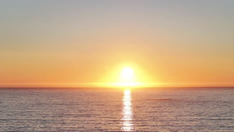 Leuchtend-Orangefarbene-Sonne-Bei-Sonnenuntergang-Im-Meer