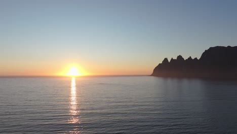 Dramatischer-Sonnenuntergang-über-Dem-Ruhigen-Wasser-Des-Meeres-Auf-Der-Insel-Senja,-Norwegen