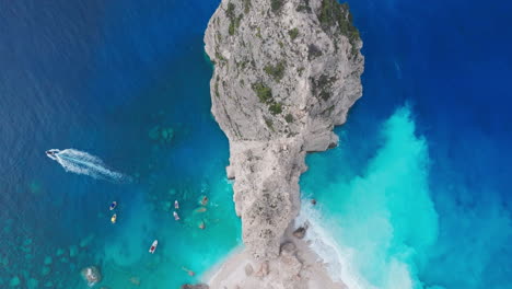 Vista-Aérea-De-Arriba-Hacia-Abajo-De-Las-Rocas-Mizithres,-Monumentos-Costeros-De-La-Isla-De-Zakynthos,-Grecia