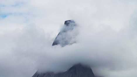 Höchster-Gipfel-Des-Stetinden,-Bedeckt-Mit-Wolken-In-Der-Nähe-Von-Narvik-Im-Kreis-Nordland,-Norwegen