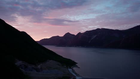 Blick-Auf-Die-Berge-Bei-Sonnenuntergang-In-Der-Nähe-Des-Dorfes-Husøy,-Gemeinde-Senja-In-Troms-Und-Finnmark,-Norwegen