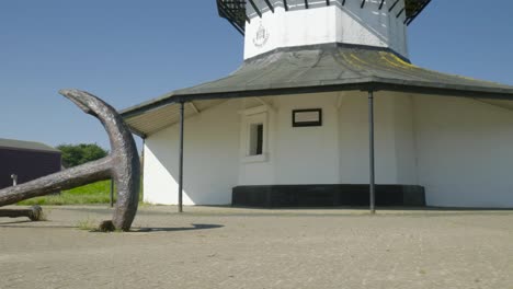 Seitwärts-Fahrende-Aufnahme-Des-Harwich-Maritime-Museum,-Anker-Im-Vordergrund