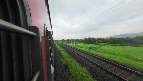 Blick-Auf-Die-Zugfahrt-In-Der-Konkan-Eisenbahn