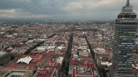 Vistas-Verticales:-Exploración-Con-Drones-De-La-Torre-Latinoamericana,-Ciudad-De-México,-México