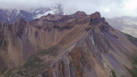 Felsige-Gebirgslandschaft-Auf-Der-Annapurna-Rennstrecke-In-Manang,-Nepal-Mit-Atemberaubender-Und-Entspannender-Drohnenansicht