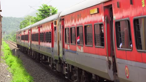 Tren-Moviéndose-En-Una-Vista-Amplia-Del-Bosque-En-El-Ferrocarril-Konkan
