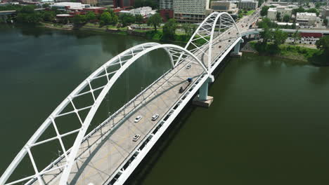 Autos-Fahren-über-Die-Broadway-Brücke,-Die-Die-Städte-Little-Rock-Und-North-Little-Rock-In-Arkansas,-USA,-Verbindet