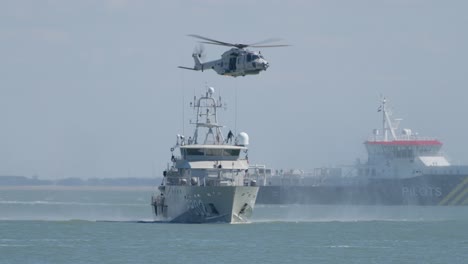 Deutscher-Marinehubschrauber-NH90,-Der-Eine-Person-Von-Einem-Marineschiff-Hebt