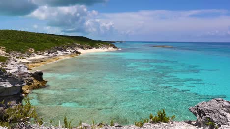 Hermosa-Escena-De-Playa-En-Exuma-Bahamas